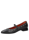 Calzado de cuero negro para mujer con tachas y hebilla metálica, estilo bailarina, suela plana y taco bajo.