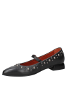 Calzado de cuero negro para mujer con tachas y hebilla metálica, estilo bailarina, suela plana y taco bajo.