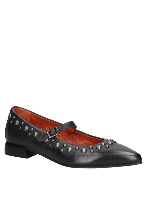 Zapato de cuero negro tipo bailarina para mujer con tachas metálicas y tira ajustable, diseño clásico y moderno.