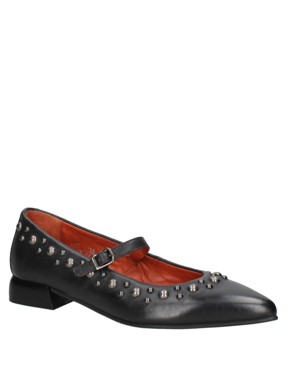 Zapato de cuero negro tipo bailarina para mujer con tachas metálicas y tira ajustable, diseño clásico y moderno.