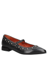 Zapato de cuero negro tipo bailarina para mujer con tachas metálicas y tira ajustable, diseño clásico y moderno.