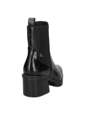 Botín Chelsea negro de cuero para mujer, con lengüeta trasera que facilita el agarre al calzarse.