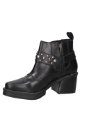 Botín negro de cuero para mujer con taco medio cuadrado, combinando comodidad y altura con estilo roquero.