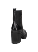 Botín casual de cuero negro con plataforma robusta, combina estilo moderno y funcionalidad para cualquier ocasión.