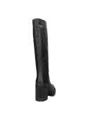 Bota de cuero sintético negra para mujer, detalle de broche lateral, ideal para complementar estilos urbanos.