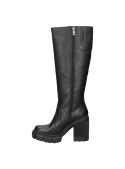 Bota negra de mujer con diseño sofisticado, costuras decorativas y suela gruesa, adecuada para días lluviosos.