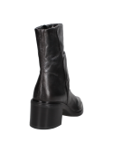 Botín de cuero color acero para mujer, con caña media y diseño elegante, ideal para un estilo casual sofisticado.
