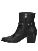Botín estilo western en cuero negro, detalles de tachas y hebilla, ideal para un look sofisticado y estable.