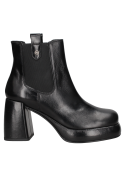 Elegante botín Chelsea de cuero negro para mujer, estructura robusta y detalles definidos, cómodo y moderno.
