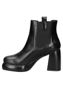 Botín negro de estilo Chelsea, acabado liso y pulido, versátil para eventos formales e informales, con punta redondeada.