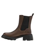 Botín Chelsea café sin cordones, con lengüeta trasera para fácil colocación, diseño sofisticado para mujer.