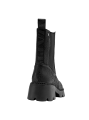 Calzado Chelsea negro de cuero femenino, sin cordones y suela gruesa, perfecto para condiciones de piso irregular.