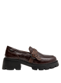 Zapato mocasín café de cuero, diseño audaz con suela plataforma y textura reptil, combina elegancia y funcionalidad.
