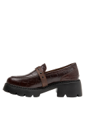 Mocasín café de cuero para mujer, suela gruesa dentada para mayor agarre y comodidad en uso prolongado.