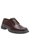 Calzado de cuero café para mujer, diseño elegante con suela gruesa y puntera redondeada, ideal para oficina.