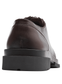 Zapato de cuero café para mujer, estilo casual y formal, con cierre de cremallera central y costuras decorativas.