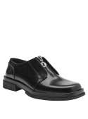 Zapato de cuero negro para mujer, combina elegancia y comodidad, ideal para uso en oficina por su diseño sofisticado.