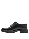 Elegante zapato de cuero negro para mujer, diseño formal con puntera redondeada y costura decorativa visible.
