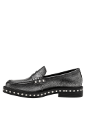 Calzado de cuero plateado para mujer, diseño sofisticado con tachas y suela duradera, ideal para un look audaz y moderno.