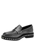 Mocasín femenino de cuero en color plata, suela robusta y cómoda con acentos metálicos que resaltan su diseño contemporáneo.