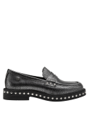 Mocasín de cuero plateado para mujer con tachas metálicas, diseño elegante y audaz con banda decorativa superior.