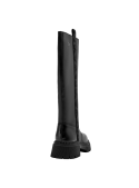 Calzado de cuero negro para mujer, estilo robusto con suela dentada y banda lateral, perfecto para superficies irregulares.
