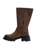 Bota de cuero café para mujer, con costuras visibles que resaltan su durabilidad y estilo artesanal.