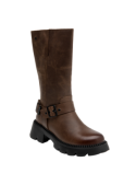 Bota de cuero café para mujer con caña alta y correa con hebilla en el empeine, estilo casual urbano robusto.