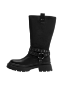 Diseño biker en bota negra de cuero, con ojales múltiples y tirador para facilitar el calzado, ideal para uso diario.