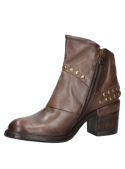 Botín de cuero taupe con estilo casual y sofisticado, perfecto para complementar looks urbanos con un toque distintivo.