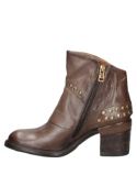 Botín taupe para mujer con diseño atemporal y altura media, aportando elegancia desenfadada a cualquier atuendo.