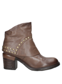 Botín taupe de cuero con puntera redondeada y tacón medio, perfecto para conjuntos urbanos o bohemios.