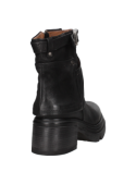 Bota de cuero negro para mujer, diseño audaz con suela gruesa, perfecta para condiciones climáticas variadas.