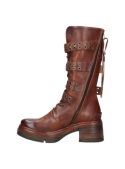 Bota de cuero café para mujer, diseño casual con detalles agresivos, adaptable a looks audaces y de moda.