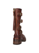 Bota estilo militar en cuero café para mujer, con ojales metálicos en correas, perfecta para un estilo alternativo.