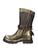 Bota de cuero oro con patrón marcado en la suela, excelente para tracción y estabilidad en caminatas urbanas y rurales.