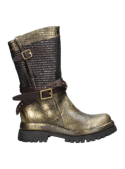 Bota dorada de caña alta con texturas y hebillas decorativas, proporciona soporte y protección en terrenos variados.