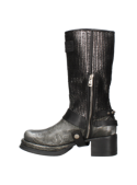 Diseño de bota en cuero plata con tachuelas y acabado robusto, versátil para combinar con jeans o vestidos audaces.