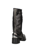 Bota alta de cuero texturizado en plata, con tiras funcionales y decorativas, reflejando una estética retro.
