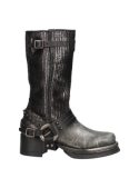 Calzado de cuero plata con hebillas decorativas y tacón grueso, perfecto para un estilo punk o gótico en la ciudad.