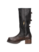 Bota de cuero café con tacón moderado, equilibrando comodidad y elegancia en un estilo casual.