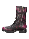 Botín fucsia de cuero con detalles metálicos, combina funcionalidad y estilo punk para destacar en cualquier ocasión.