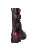 Calzado de cuero fucsia con suela gruesa, perfecto para un look rebelde y resistente.