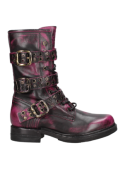Bota fucsia de cuero con hebillas y ojales metálicos, diseñada para un estilo alternativo y robusto.