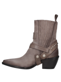 Botín elegante de cuero taupe con suela resistente, perfecto para combinar con skinny jeans.