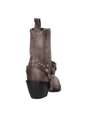 Calzado de cuero taupe con detalles metálicos, diseñado para comodidad y soporte del tobillo.