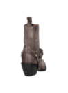 Calzado de cuero taupe con detalles metálicos, diseñado para comodidad y soporte del tobillo.