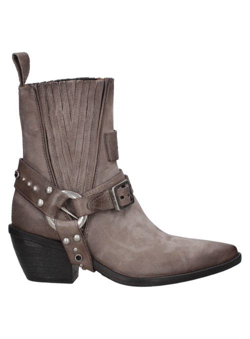 Botín taupe de cuero para mujer con tachas metálicas y cinturón con hebilla, mezcla de estilo vaquero y moderno.