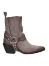 Bota de cuero taupe con punta afilada y tacón cuadrado, ideal para un look casual o alternativo.