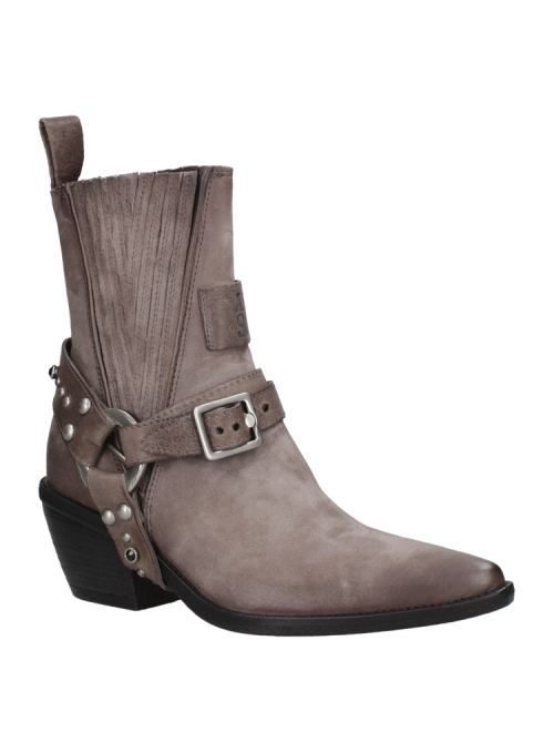 Botín taupe de cuero para mujer con tachas metálicas y cinturón con hebilla, mezcla de estilo vaquero y moderno.